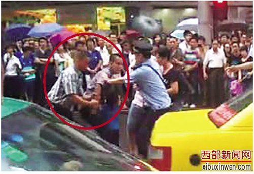 4岁男童街头被劫持 “夺刀侠”救人后离去(图)
