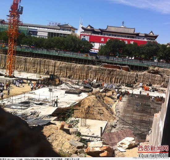 快报:榆林一在建楼房整体倒塌 二十余人被埋