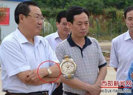 陕西安监局长在车祸现场笑 戴名表照片被晒上网