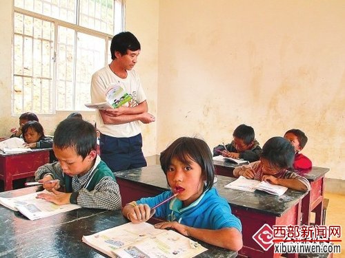 男子代课8年自掏腰包建校舍 家里仅有3样电器