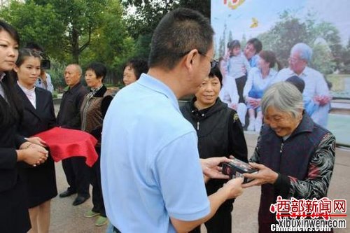 四川青神县为全县年满60岁老人免费发手机
