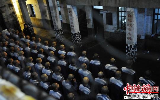 警戒押解车队的武警战士。 安源 摄