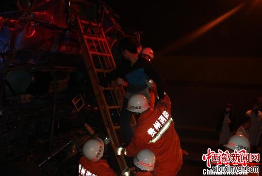 贵州晴隆一大货车隧道追尾运煤车致2死2伤（图）