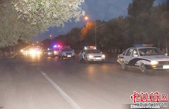 昌吉公安警种开展了全州重点区域武装拉动和巡逻行动。　郭媛　摄