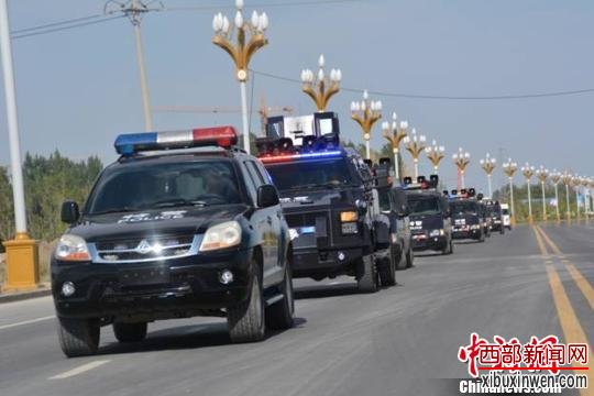 昌吉公安警种开展了全州重点区域武装拉动和巡逻行动。　郭媛　摄