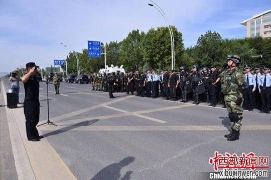 昌吉公安警种开展了全州重点区域武装拉动和巡逻行动。　郭媛　摄