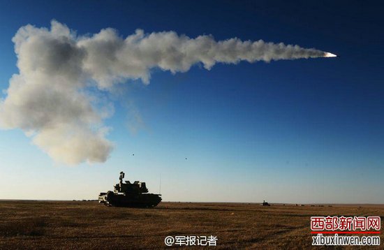 原文配图：导弹发射车为国产红旗17。