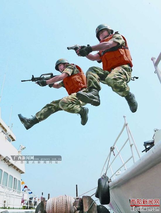 船舶查缉身手矫捷。