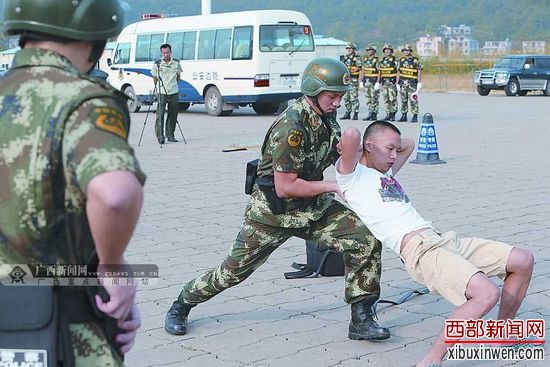 海警盘查“嫌疑”车辆，现场制服“嫌疑人”。