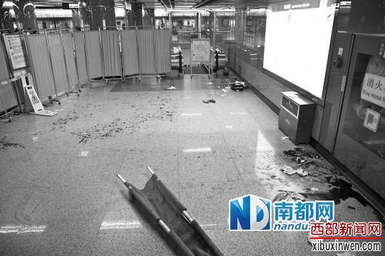 广州地铁万胜围站内发生砍人事件，地上洒满鲜血。南都记者 黎湛均 摄