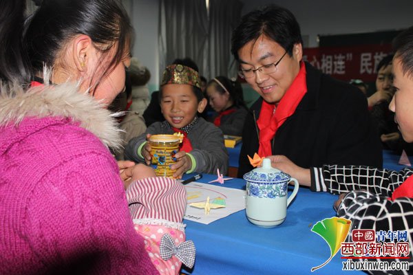 团青海省委副书记王华杰与少先队员开展绘画联谊活动