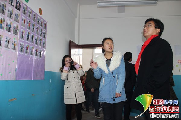 团青海省委副书记王华杰参观由太原理工大学支教团建立的“关爱留守儿童之家”。