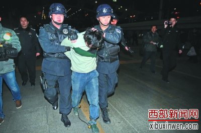 逃犯娄亚刚被押送到武汉。见习记者杨少昆 通讯员应后威 摄