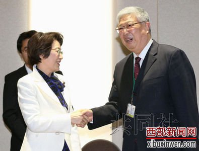 3月15日下午，日本防灾担当相山谷惠理子与中国民政部长李立国（右）会谈。