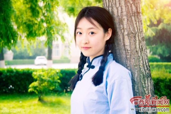 西北政法大学美女穿婚纱