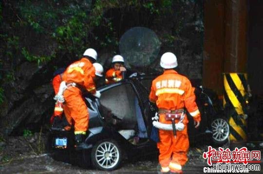 消防官兵正在现场救援。　钟欣　摄