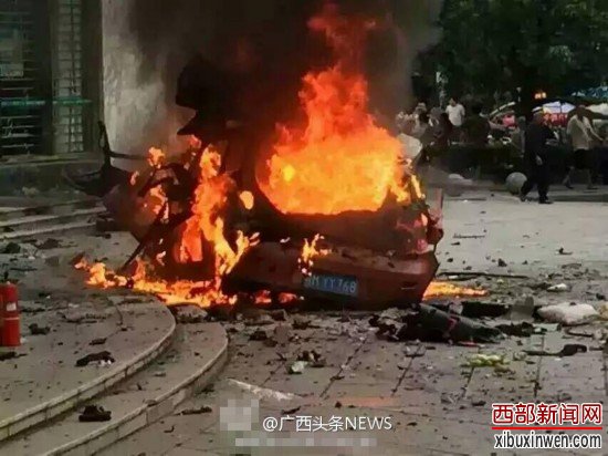 广西一轿车燃烧爆炸 司机当场死亡(组图)