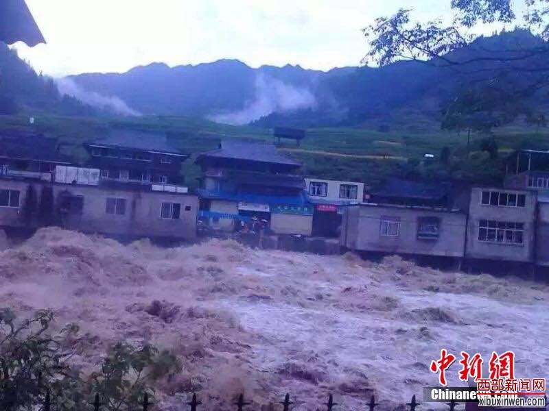 广西融水县遭暴雨袭击 街道被淹部分交通中断