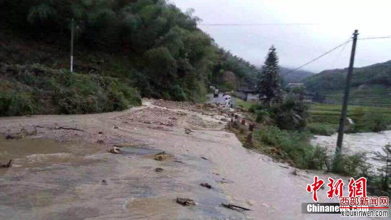 广西融水县遭暴雨袭击 街道被淹部分交通中断
