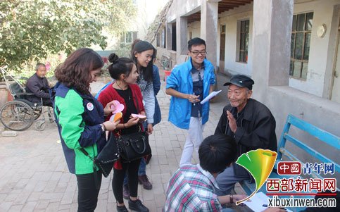 喀什市志愿者在挨个征集老人们的“微心愿”。李伟鹏供图