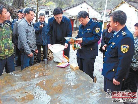 近年来，我省大力开展打击假冒伪劣及专项整治行动，形成了打击各类质量违法犯罪行为的高压态势。图为工作人员深入农资市场调查取证。