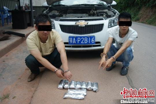 犯罪嫌疑人指认毒品 何振飞 摄