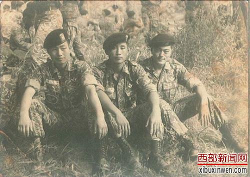 在部队服役的文在寅(右三)。(韩联社)
