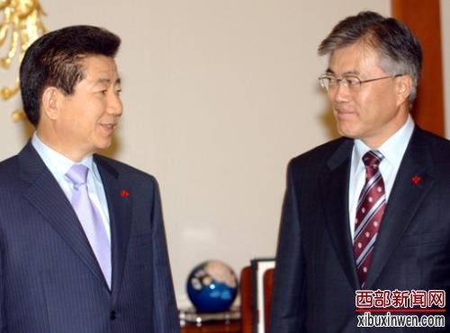 资料图片：卢武铉(左)与文在寅。