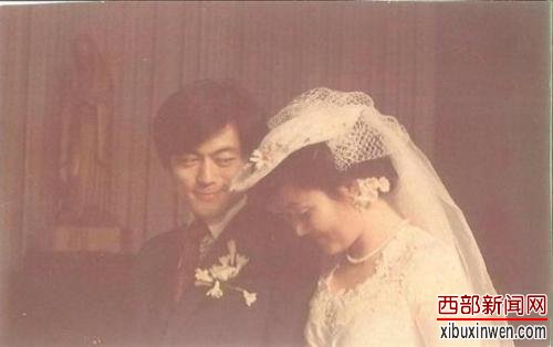 文在寅和金正淑的婚纱照。 韩联社